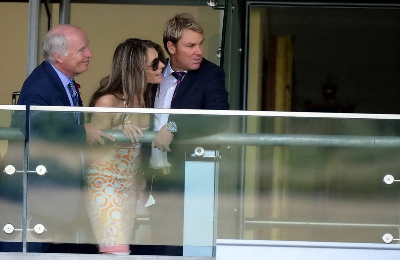 Elizabeth hurley mostrando un enorme escote y dejando que le rompan el culo en betfair we
 #75223501