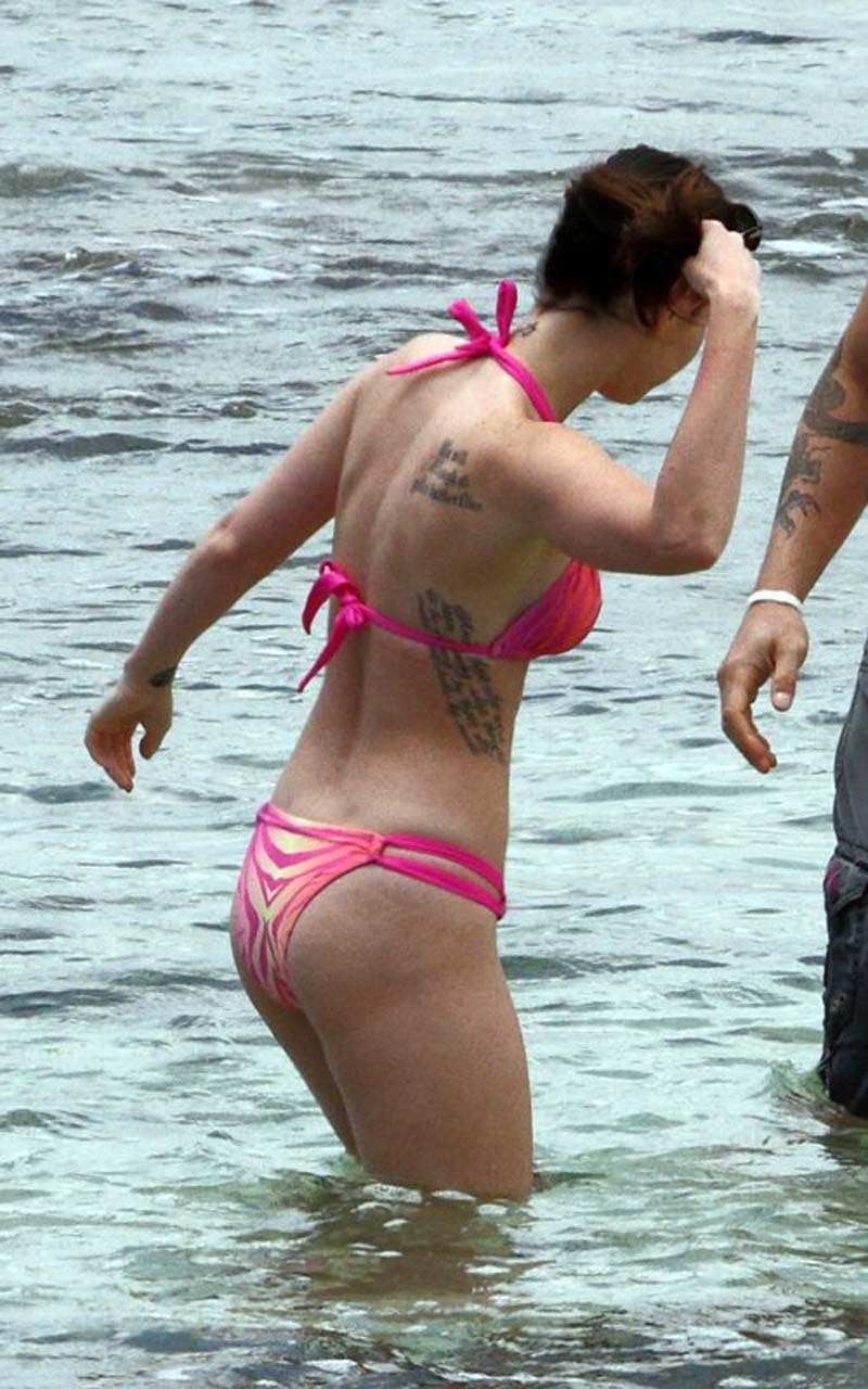 Megan fox che espone il corpo sexy del cazzo in bikini e la scollatura enorme
 #75291593