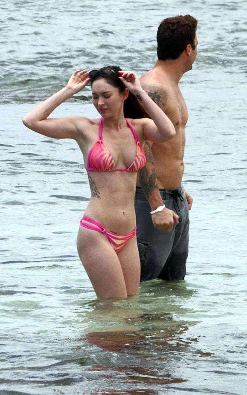 Megan fox exponiendo jodido cuerpo sexy en bikini y enorme escote
 #75291625