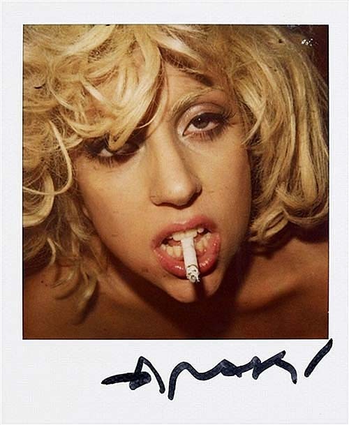 Lady Gaga posiert nackt und zeigt große Brüste und schöne Muschi #75290761