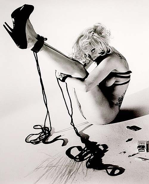 Lady Gaga posa nuda e mostra grandi tette e bella figa
 #75290766