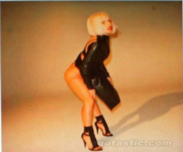 Lady Gaga posiert nackt und zeigt große Brüste und schöne Muschi #75290784