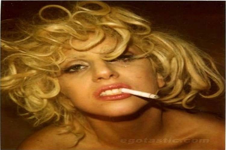 Lady Gaga posa nuda e mostra grandi tette e bella figa
 #75290812