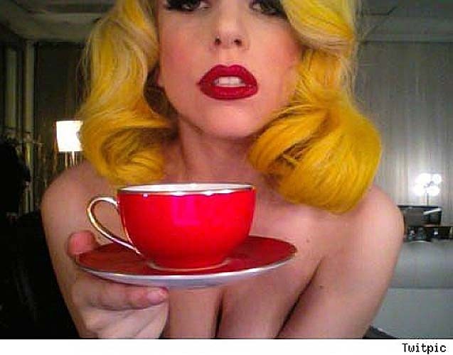 Lady Gaga posiert nackt und zeigt große Brüste und schöne Muschi #75290828