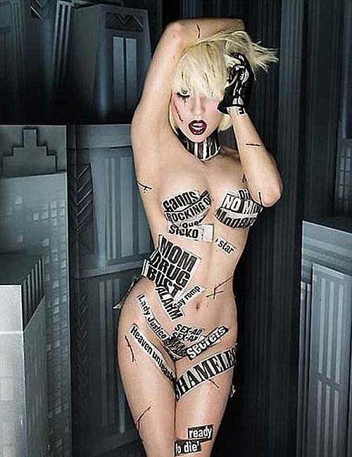Lady Gaga posiert nackt und zeigt große Brüste und schöne Muschi #75290834