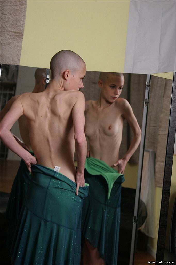 Kahles magersüchtiges Mädchen posiert nackt für Essen
 #78732993