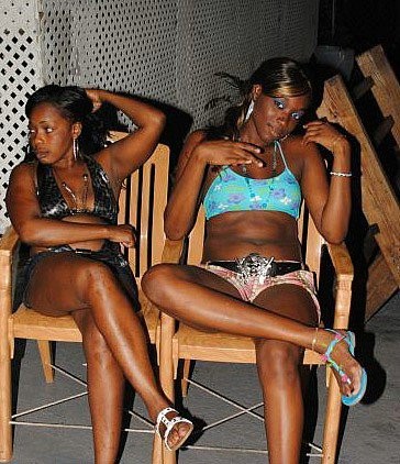 Lesbianas negras lamiendo y besando
 #67710287
