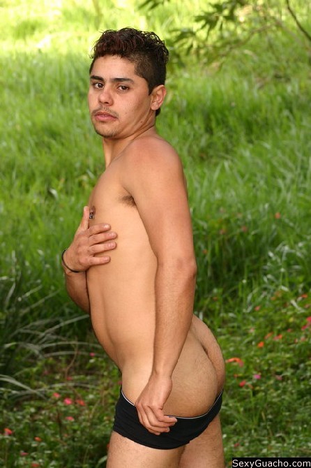 Flirty latino tatuado chico desnudarse pero es demasiado tímido para mostrar su polla
 #76899326