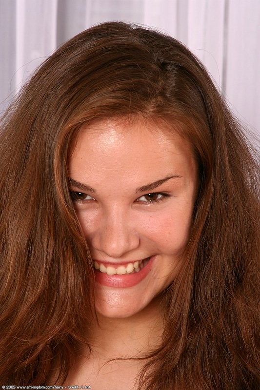 Debora sorride mentre si allarga per mostrare la sua grassa figa pelosa bagnata
 #75495521