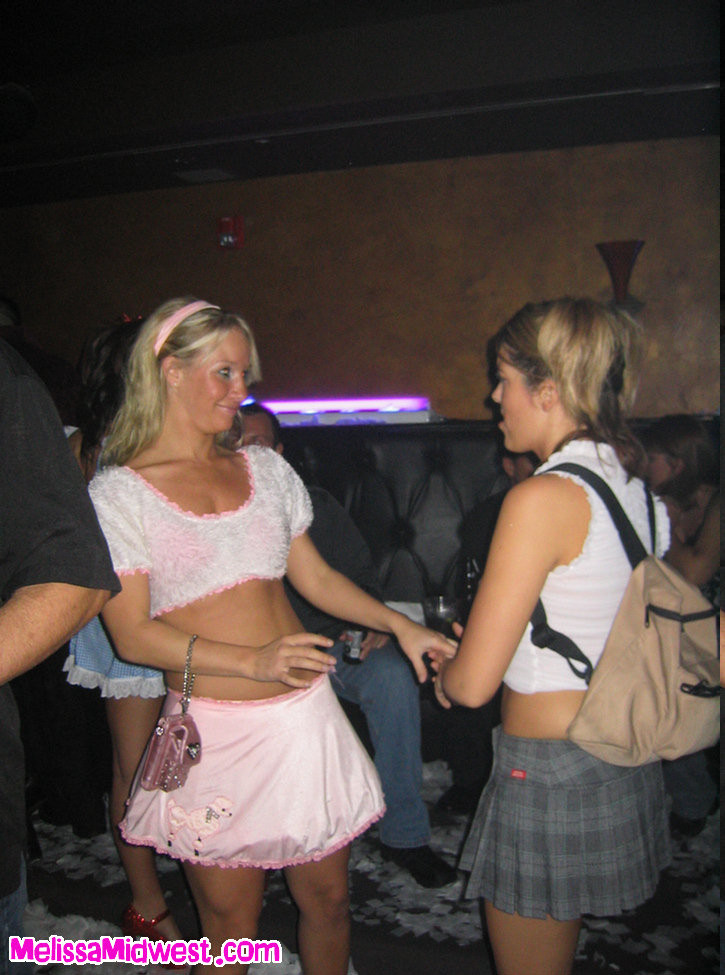 Melissa midwest aus in einem Club für halloween lecken dildo
 #67391523