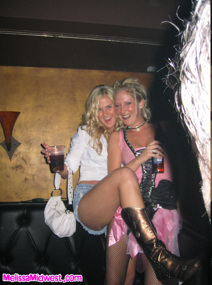Melissa midwest fuori in un club per halloween leccare dildo
 #67391591