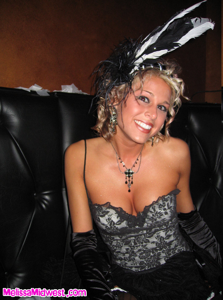 Melissa midwest fuori in un club per halloween leccare dildo
 #67391660