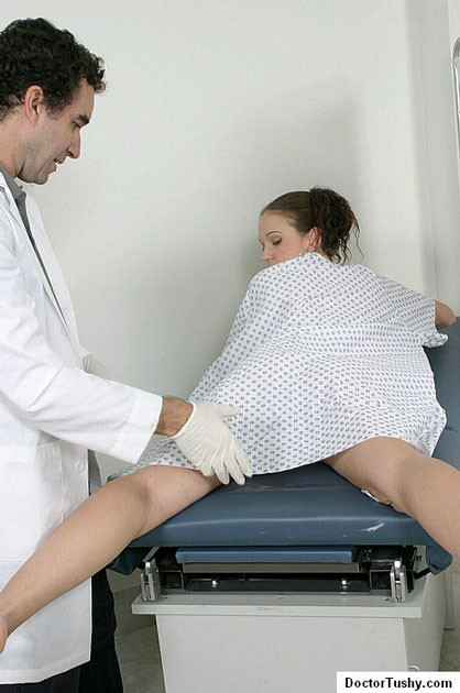 Arzt untersucht Mädchen gründlich vaginal und anal
 #69316697