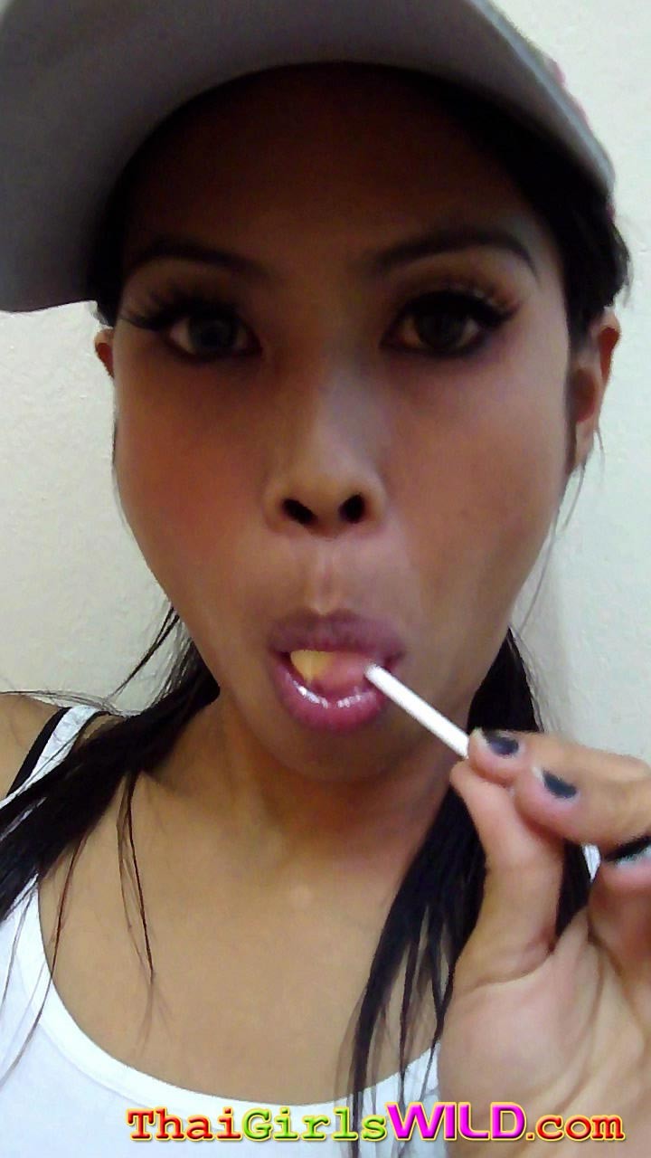 タイの女の子がロリポップを舐めたり吸ったりして、私たちをからかう
 #69773214