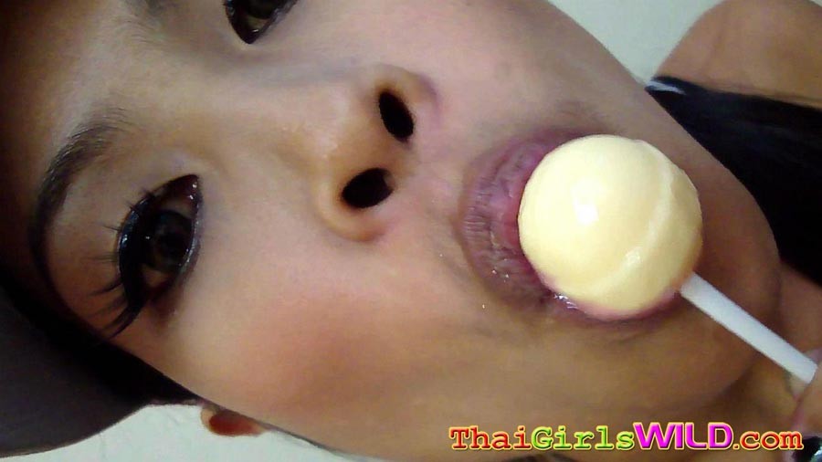 タイの女の子がロリポップを舐めたり吸ったりして、私たちをからかう
 #69773256