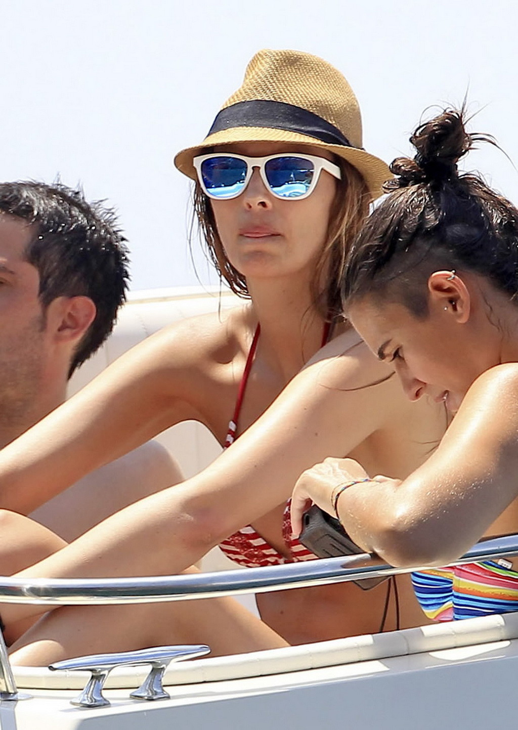 Helen lindes zeigt ihren Bikinikörper auf einer Yacht auf Ibiza
 #75223438