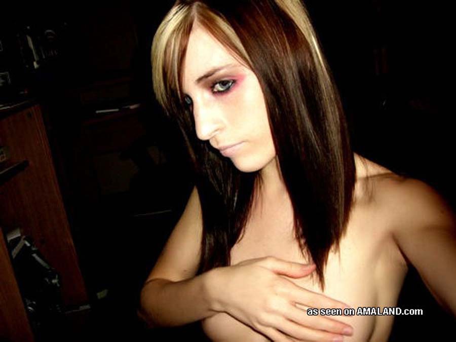 Photos sexy d'une jeune fille gothique amateur
 #75714977