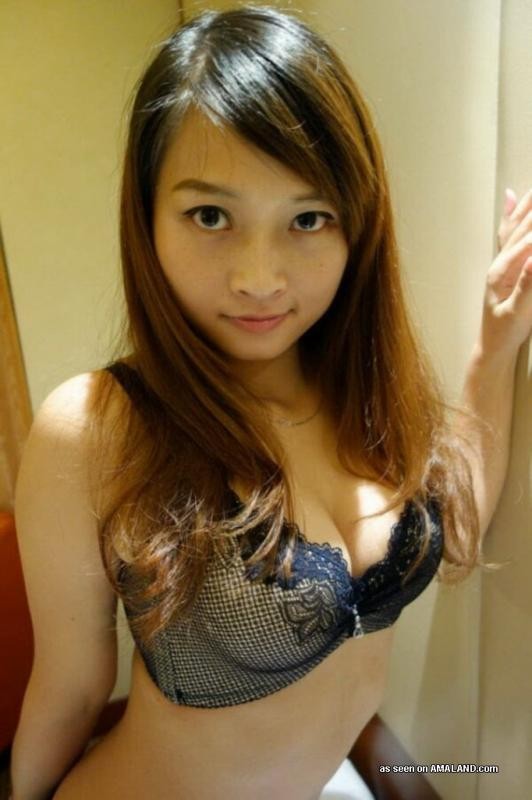 Colección de una chica asiática posando en autofotos calientes
 #69773643