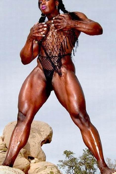 巨大な筋肉を持つホットな女性ボディビルダー
 #71013030