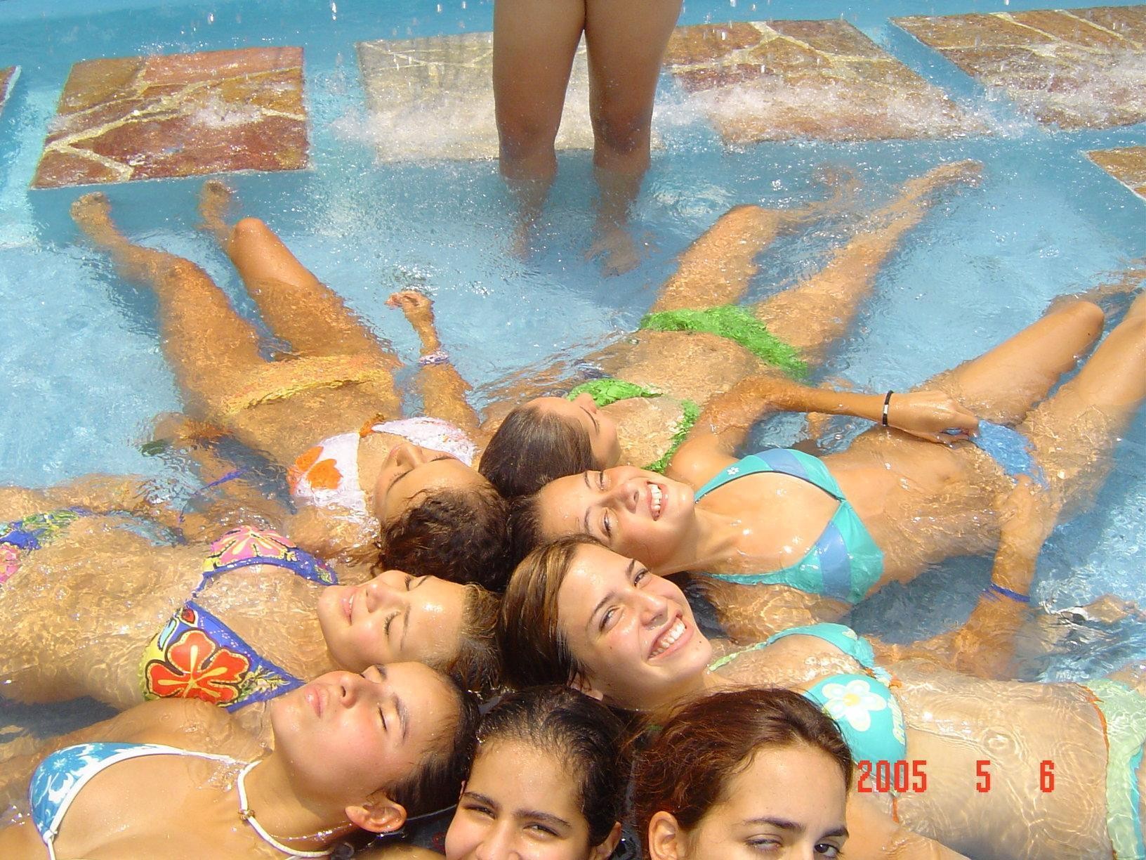 Chicas muy guapas tumbadas tomando el sol en una playa pública en bikini
 #72264060