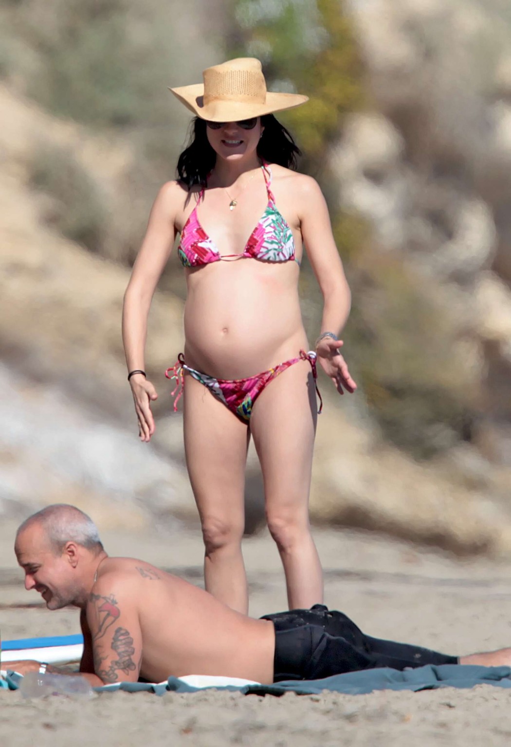 Selma blair embarazada en bikini en la playa de malibu
 #75318162