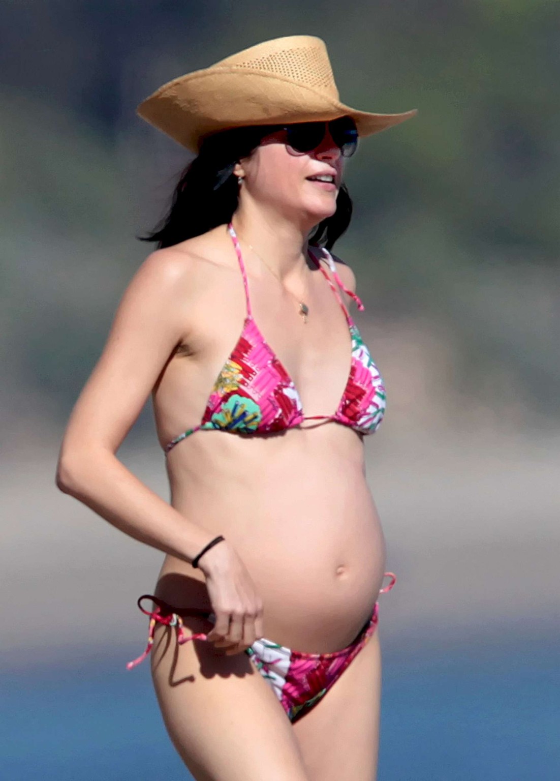 Selma blair embarazada en bikini en la playa de malibu
 #75318232