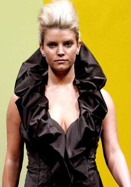 Jessica simpson mostrando sus pezones muy duros
 #75381360