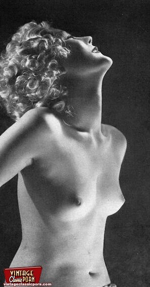 Hermosas damas vintage mostrando sus cuerpos desnudos sexy
 #78484607