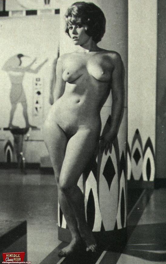 Hermosas damas vintage mostrando sus cuerpos desnudos sexy
 #78484626