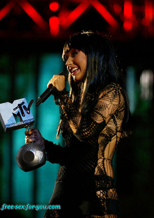 Christina Aguilera montre un string dans une tenue transparente sur scène.
 #75435277
