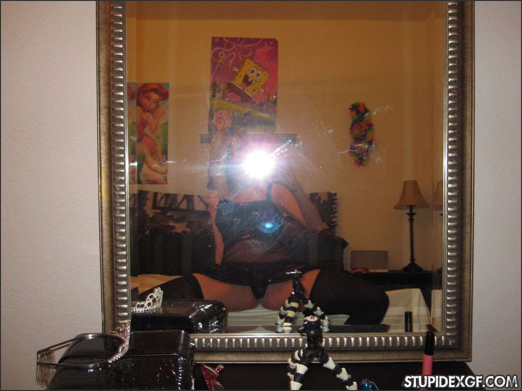 Amateur exgf exhibant des seins dans des selfshots de miroir
 #67300831