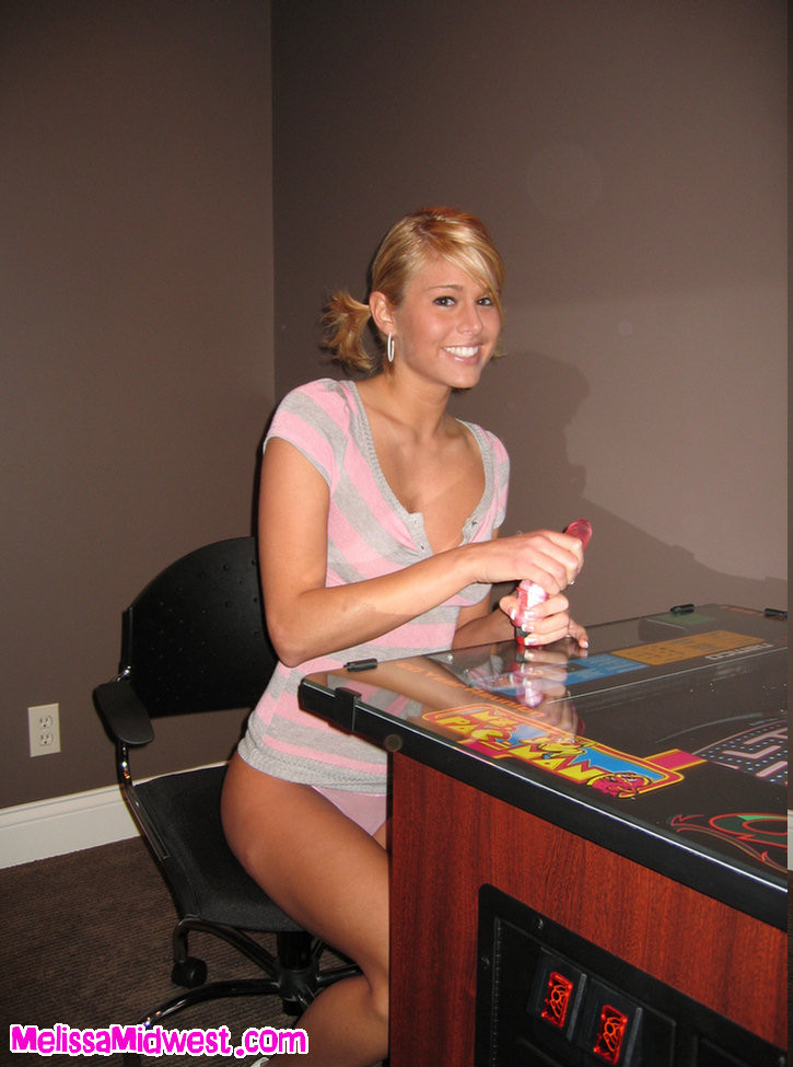 Melissa midwest che gioca ai videogiochi con il suo giocattolo #67096169