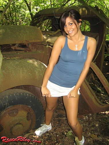 Morena al aire libre bombeando con un consolador
 #75091289