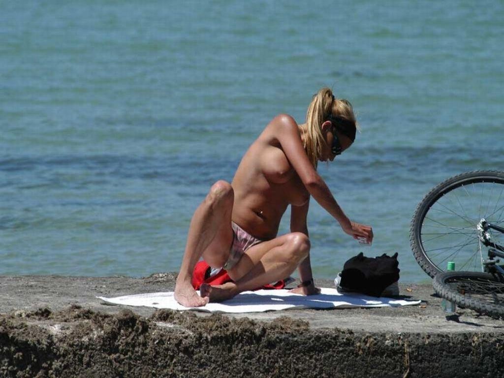 La nudista abbronzata espone il suo perfetto corpo da teenager
 #72252069