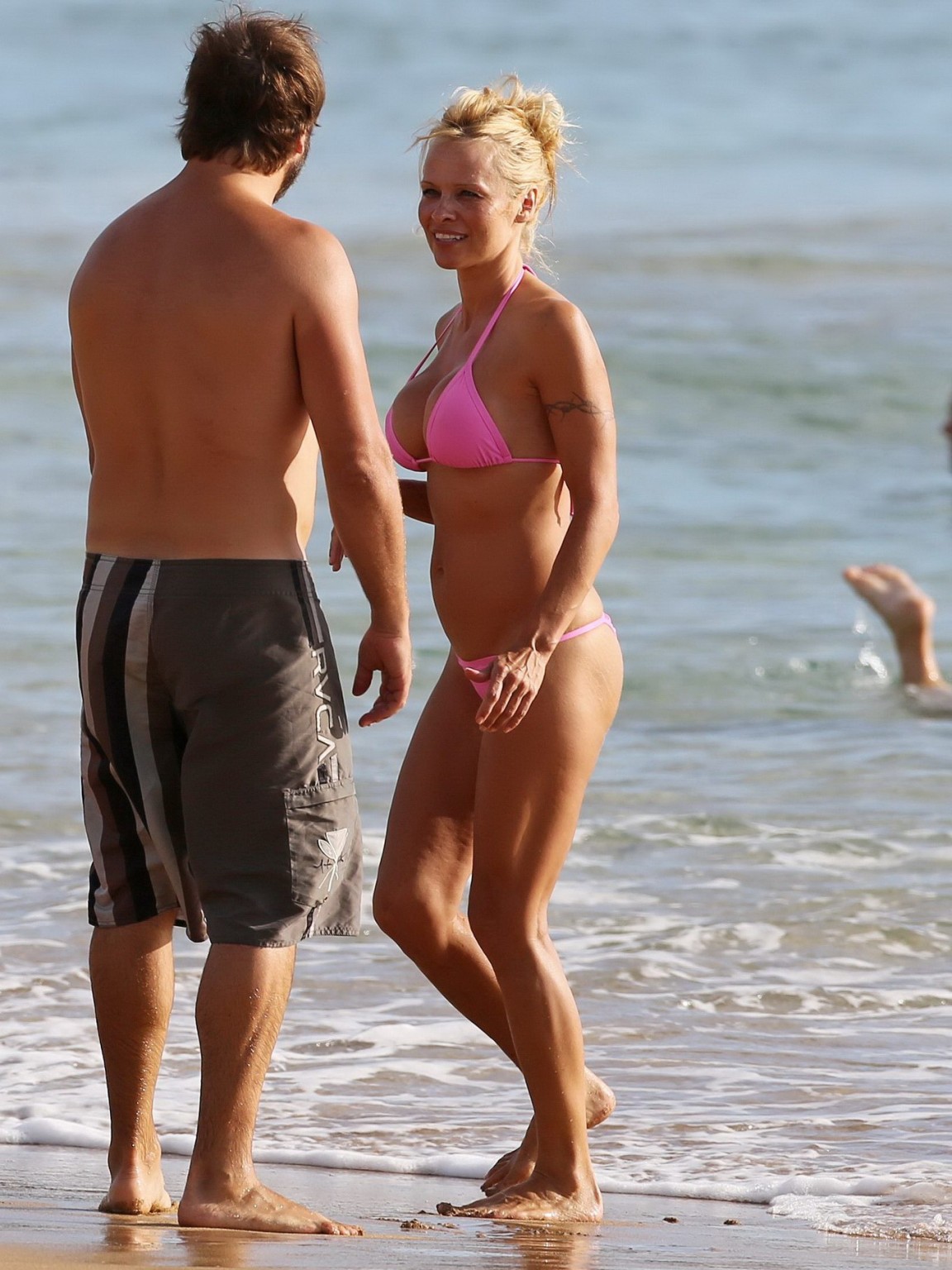 Pamela anderson montre ses seins en portant un bikini transparent mouillé sur une plage. 
 #75222218