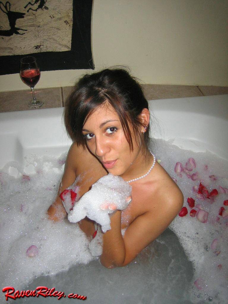 Sexy babe tomando un baño de burbujas caliente
 #67139464