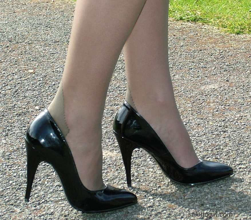 Stiletto Mädchen in Strumpfhosen und High Heels
 #72695791