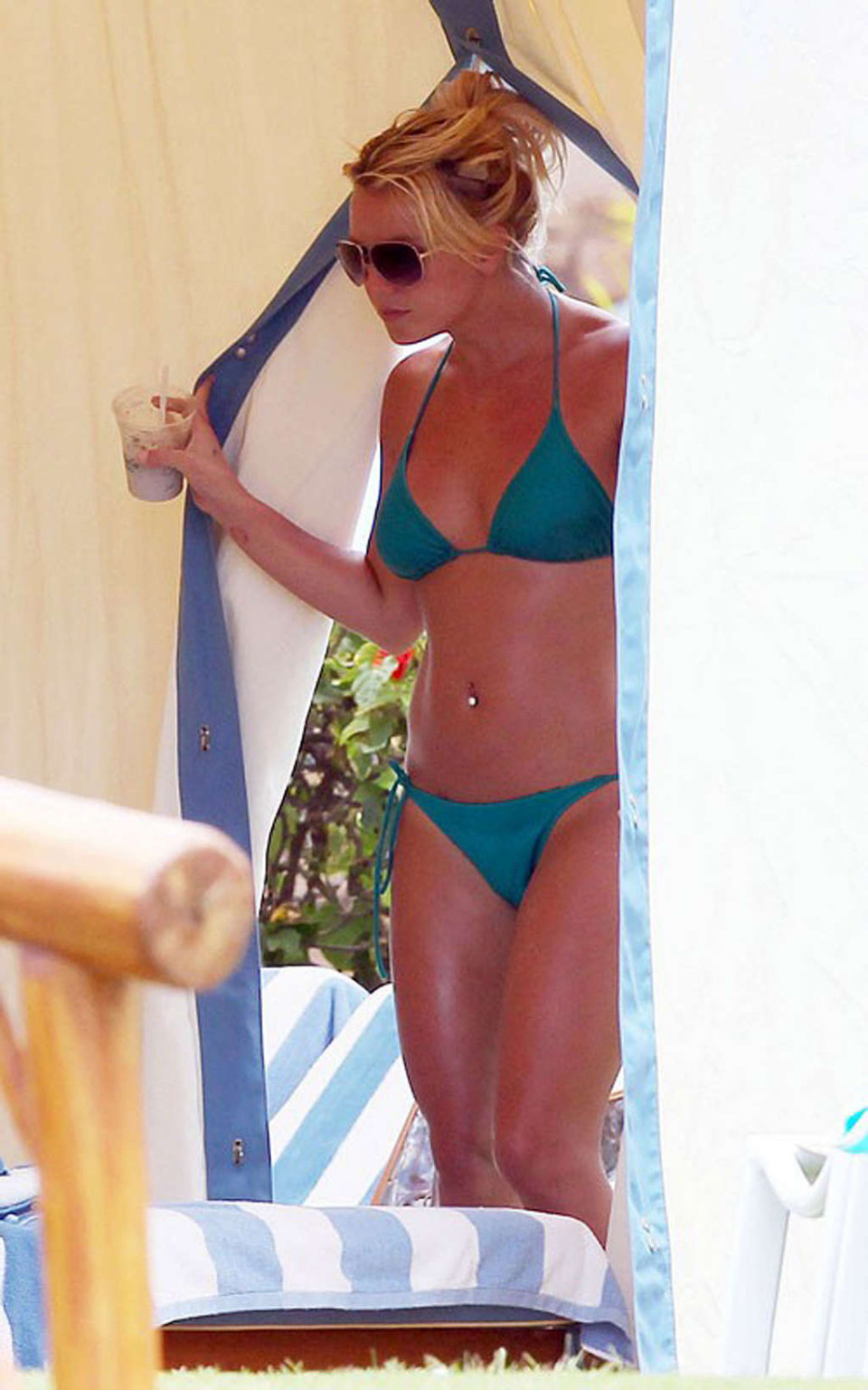 Britney spears exponiendo su cuerpo sexy y su culo caliente en bikini azul
 #75335595