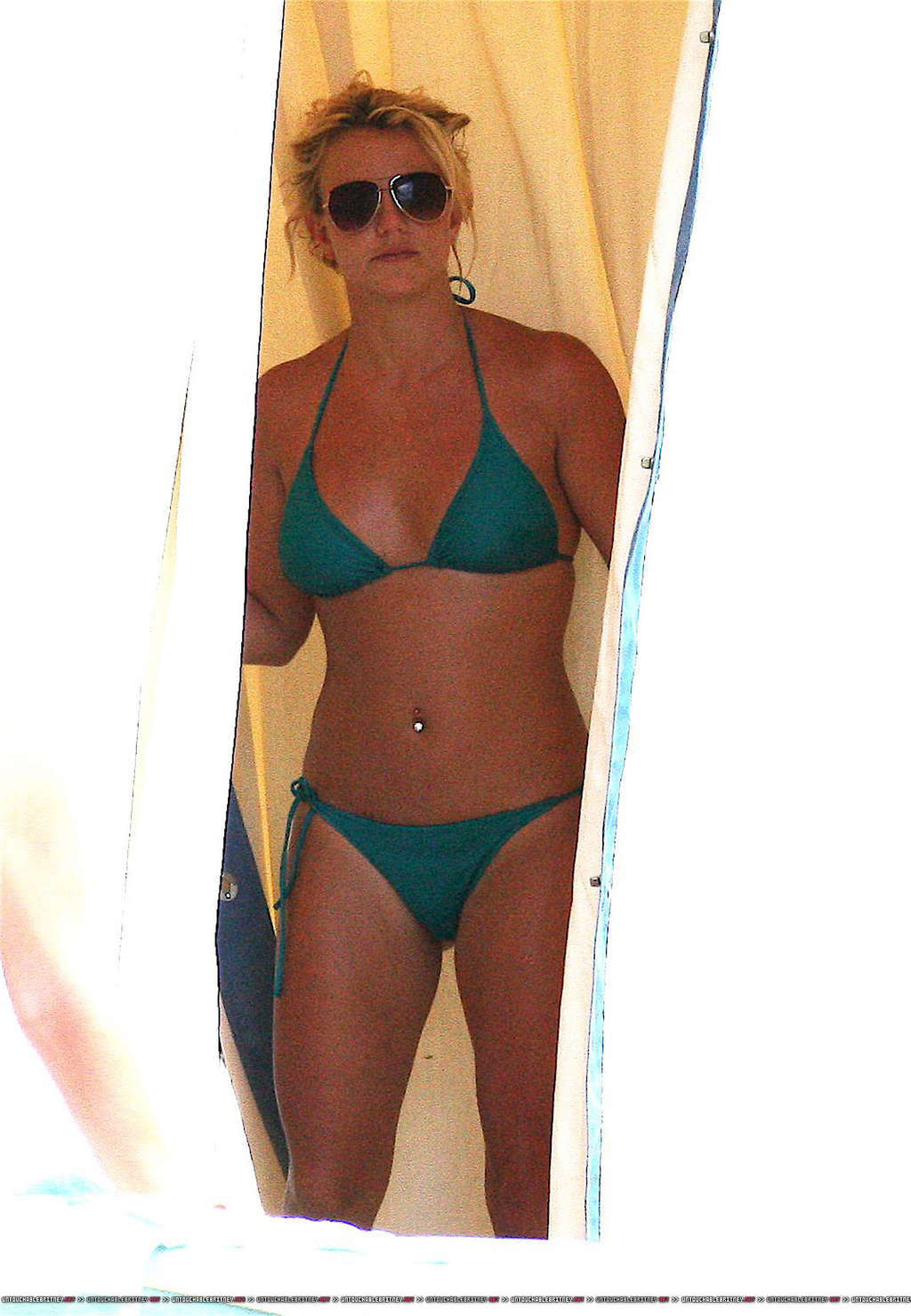 Britney spears exponiendo su cuerpo sexy y su culo caliente en bikini azul
 #75335647