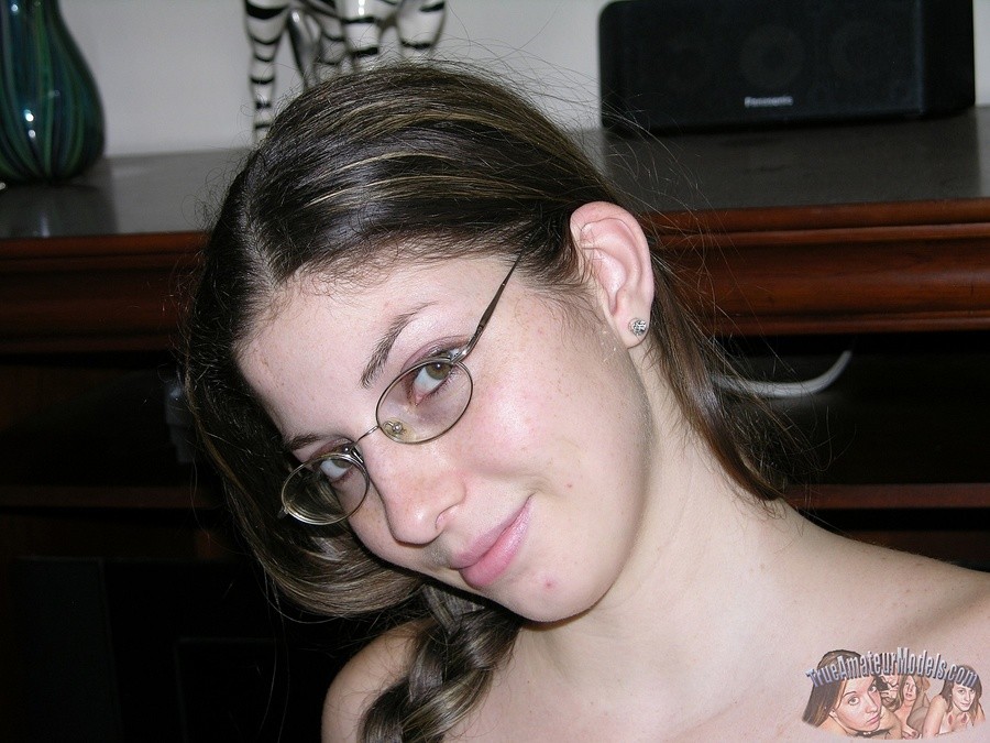 Amateur Teenager Nerd Verbreitung rasierte Muschi
 #67623222