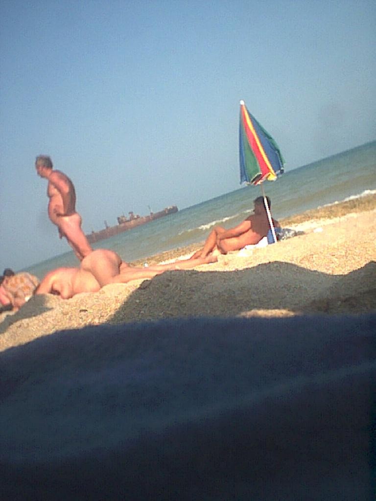 Simpáticas jóvenes nudistas rusas tumbadas en la playa
 #72254692