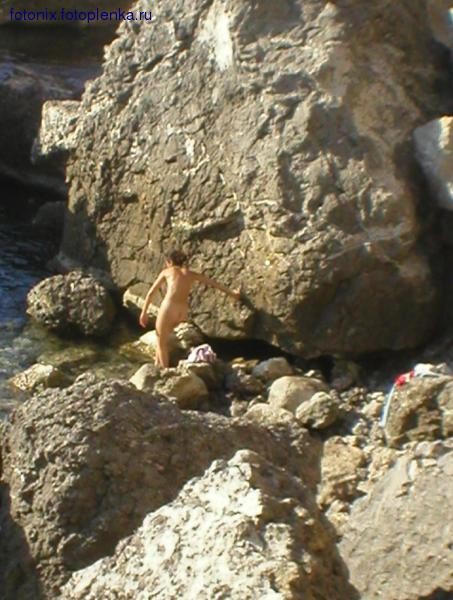 Simpáticas jóvenes nudistas rusas tumbadas en la playa
 #72254695