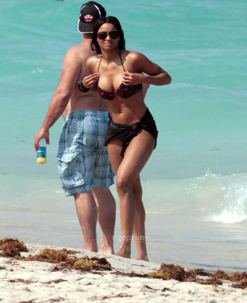 Ciara exponiendo su cuerpo sexy y enorme escote en bikini en la playa
 #75304248