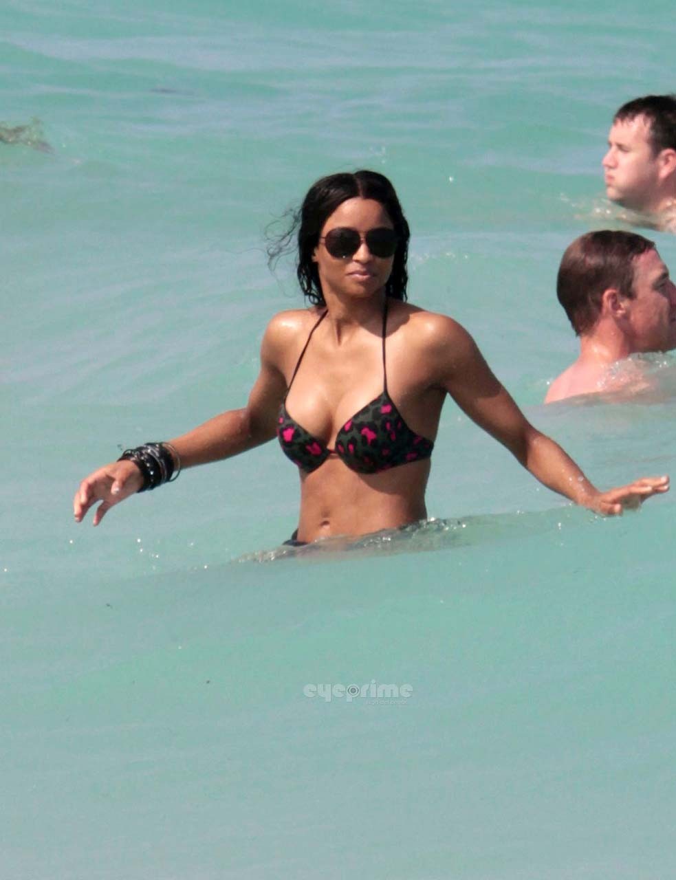 Ciara entblößt ihren verdammt sexy Körper und riesigen Ausschnitt im Bikini am Strand
 #75304268