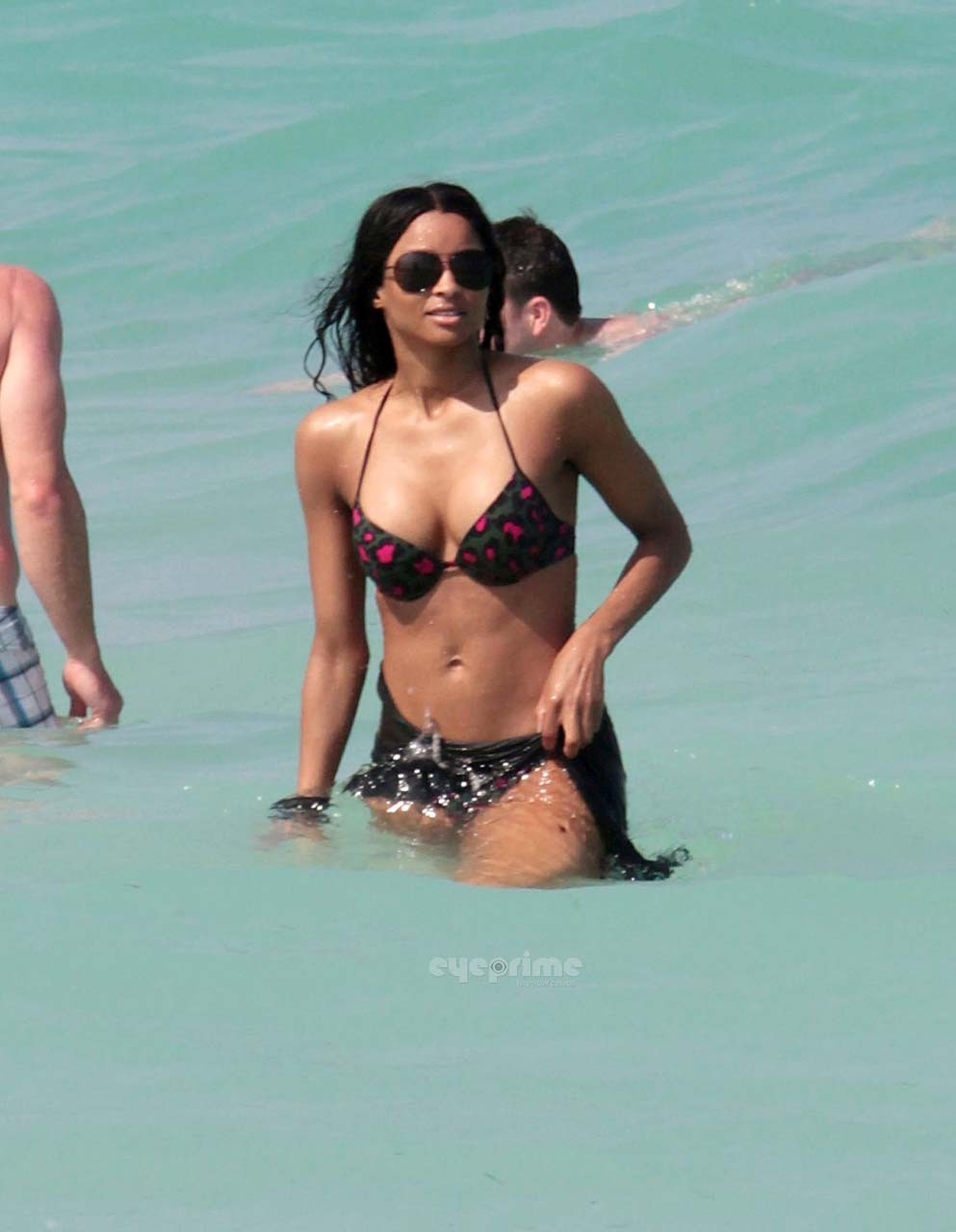 Ciara entblößt ihren verdammt sexy Körper und riesigen Ausschnitt im Bikini am Strand
 #75304274