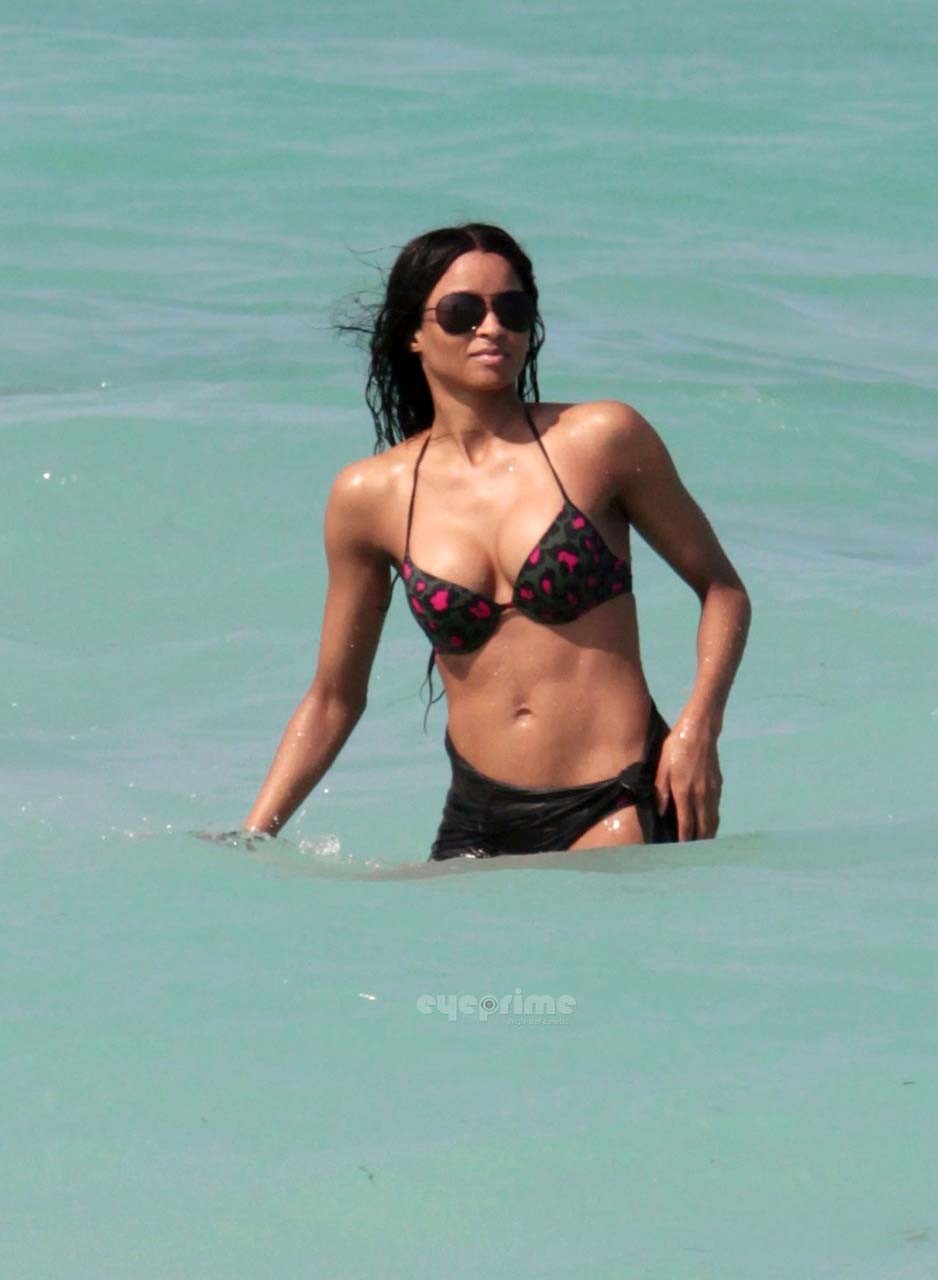 Ciara entblößt ihren verdammt sexy Körper und riesigen Ausschnitt im Bikini am Strand
 #75304280
