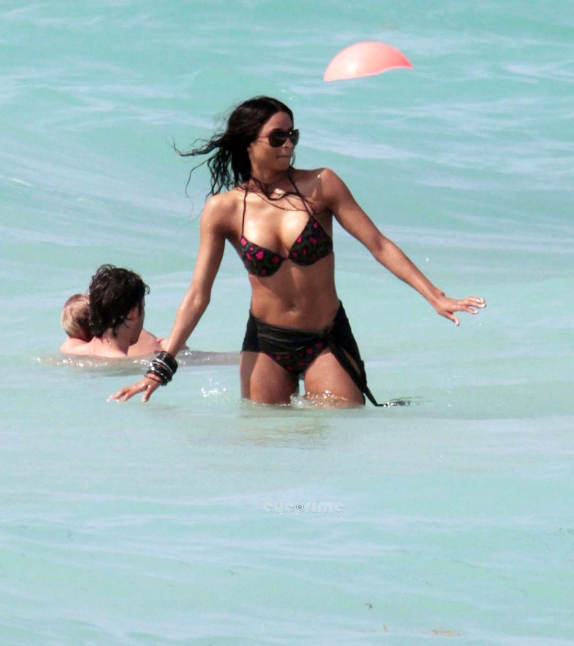 Ciara entblößt ihren verdammt sexy Körper und riesigen Ausschnitt im Bikini am Strand
 #75304286