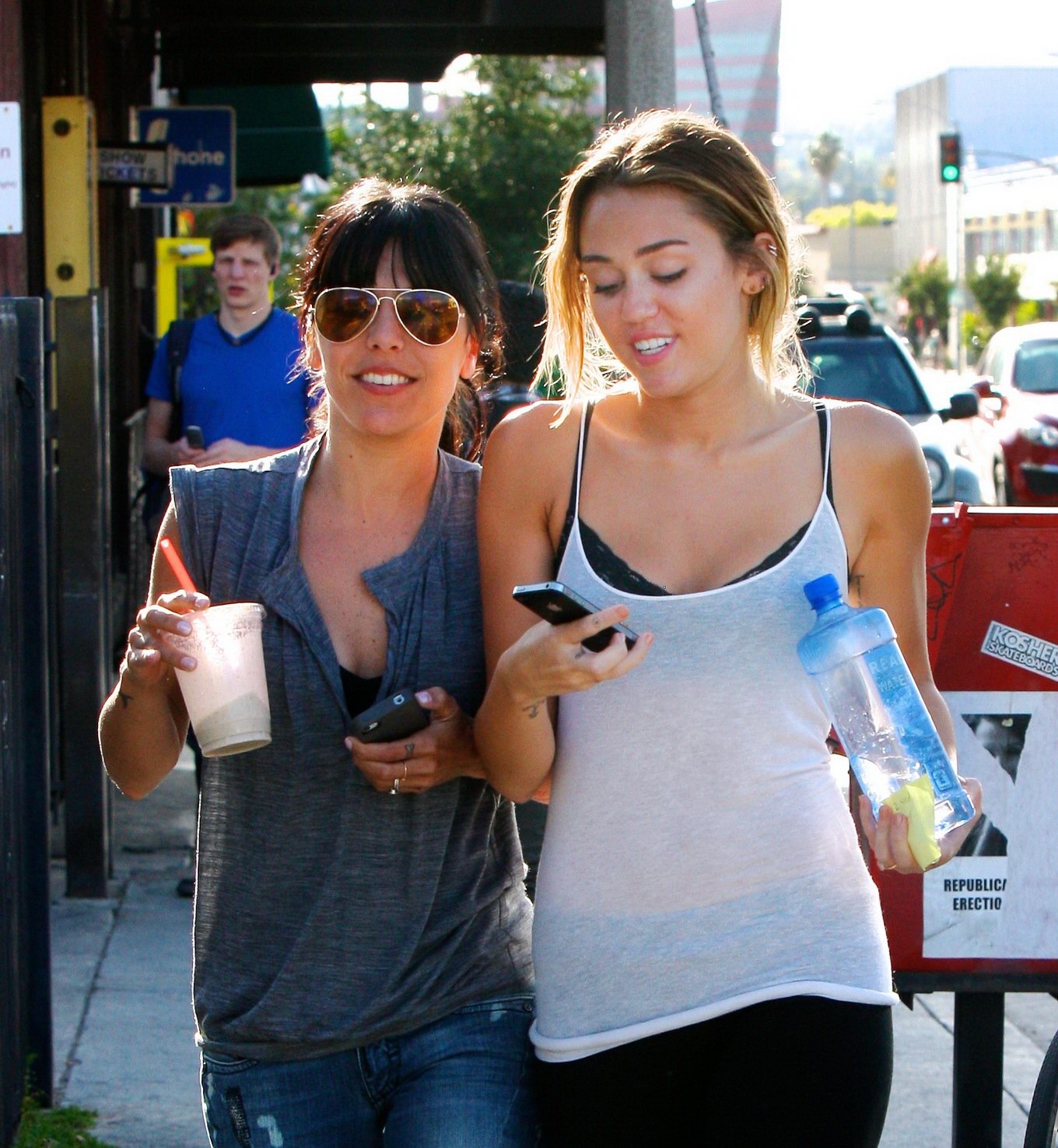 Miley Cyrus en soutien-gorge transparent à la sortie d'un cours de pilates à La Havane.
 #75268563