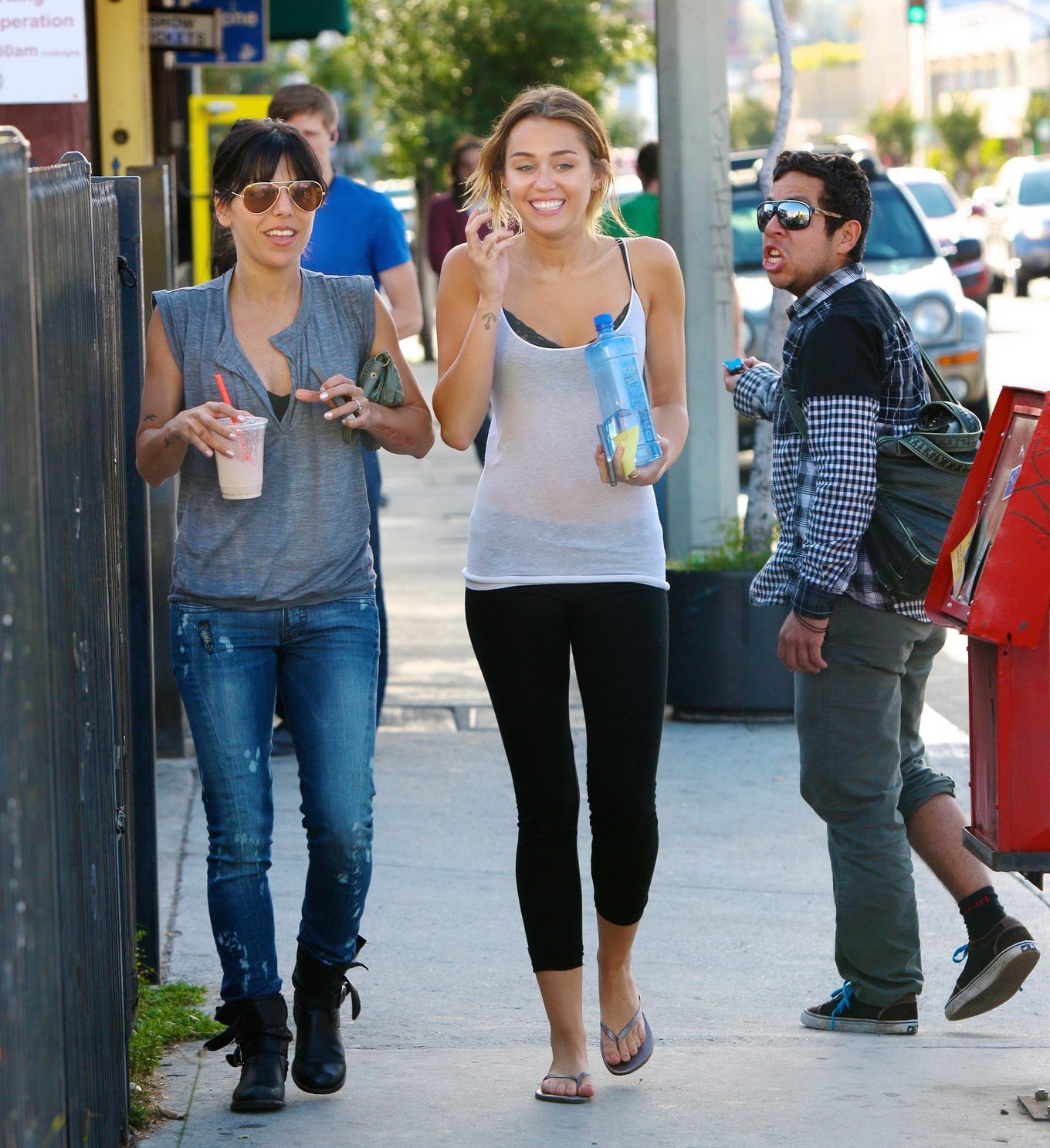 Miley Cyrus en soutien-gorge transparent à la sortie d'un cours de pilates à La Havane.
 #75268587