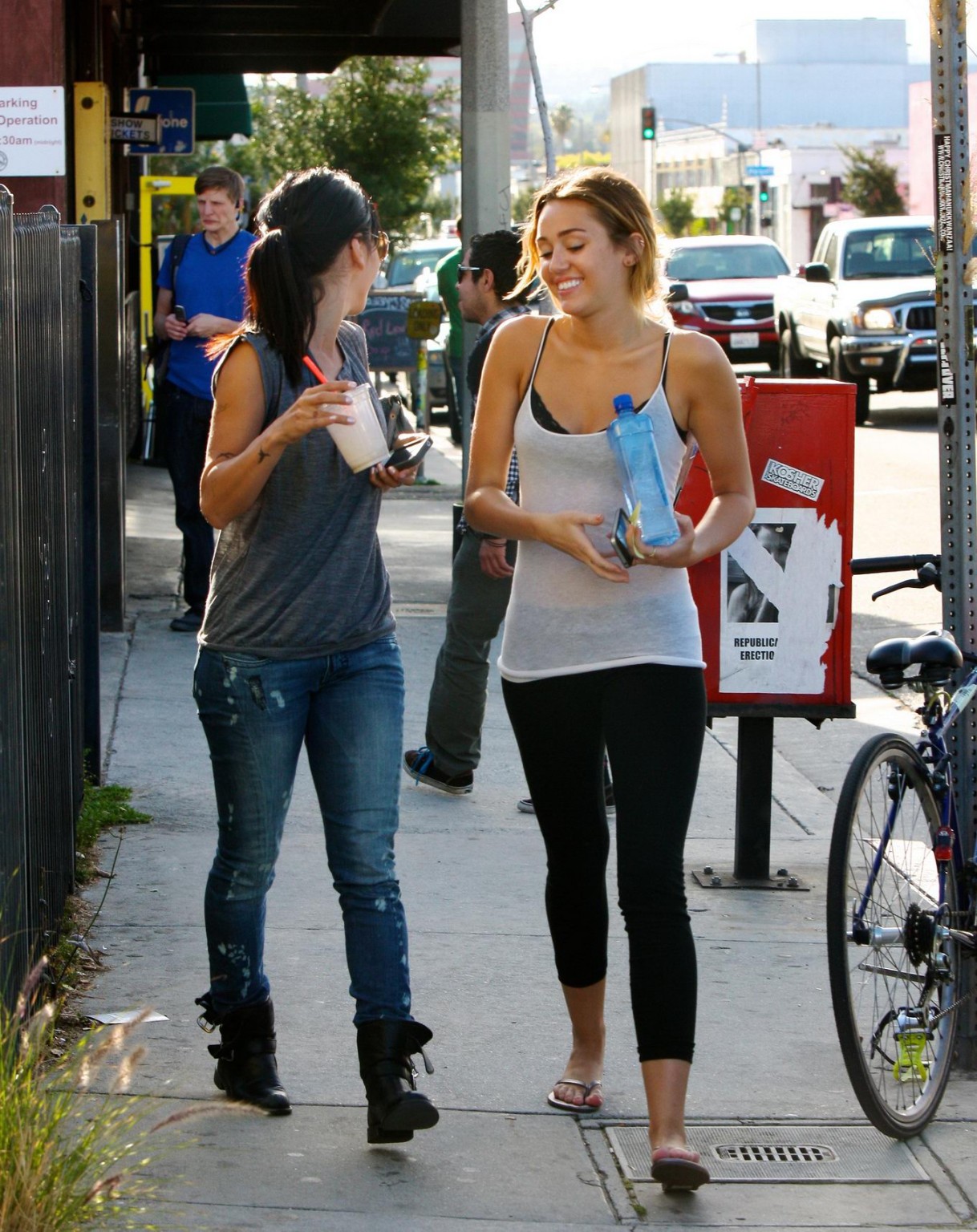 Miley Cyrus en soutien-gorge transparent à la sortie d'un cours de pilates à La Havane.
 #75268622